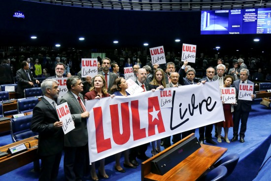 extrema esquerda no plenário do Senado